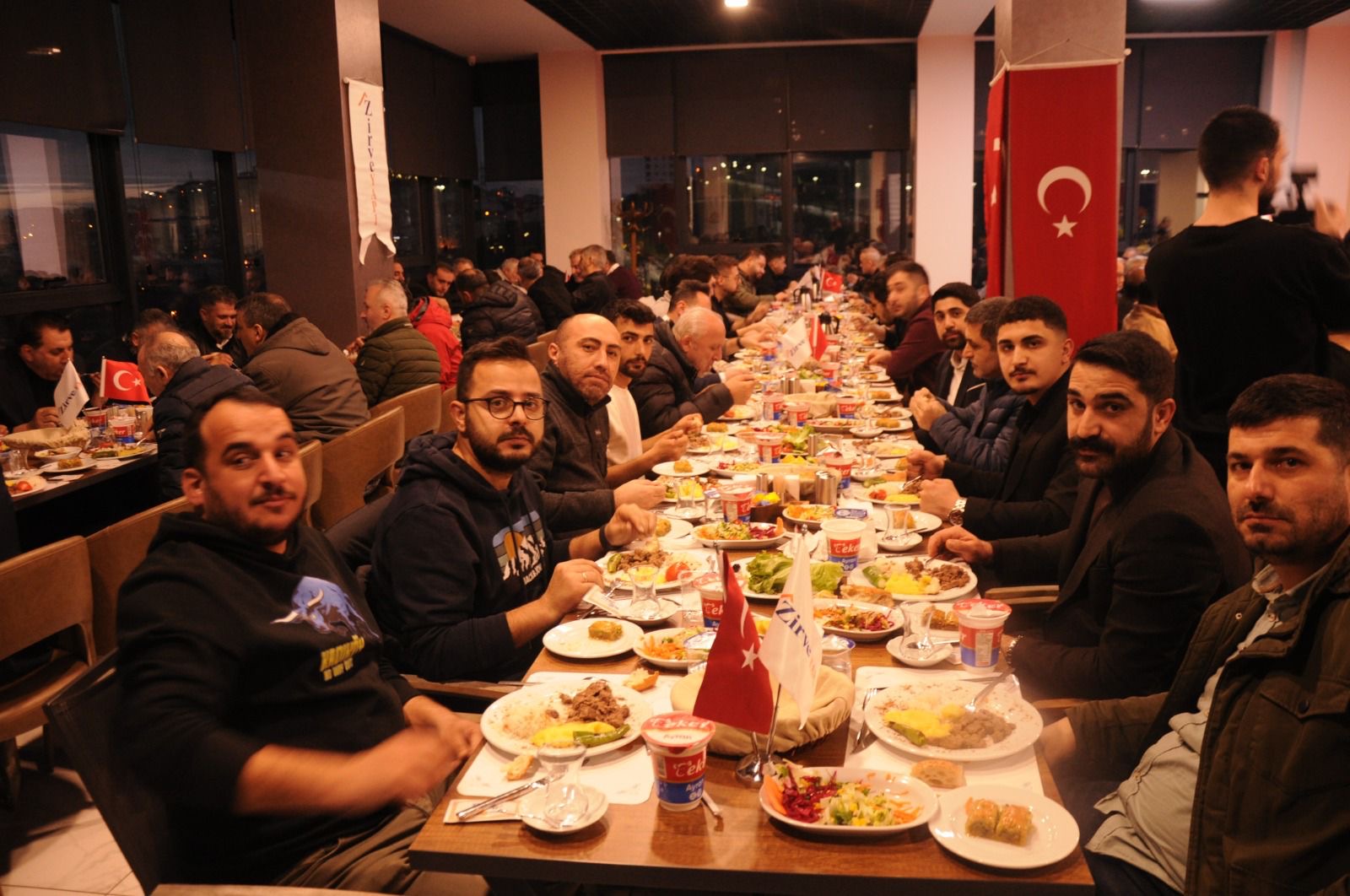 Sultanbeyli’nin köklü firmalarından Zirve Yapı, geleneksel hale getirdiği iftar programıyla