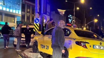 Kayışdağı Caddesi'nde dün gece saatlerinde meydana gelen trafik kazasında bir