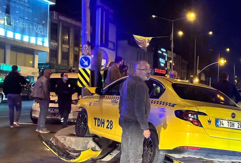 Kayışdağı Caddesi'nde dün gece saatlerinde meydana gelen trafik kazasında bir