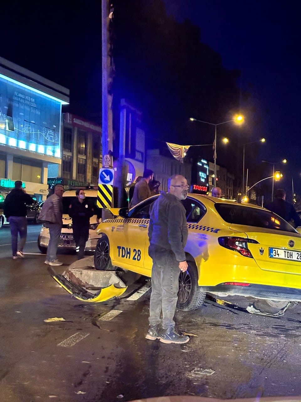 Kayışdağı Caddesi'nde dün gece saatlerinde meydana gelen trafik kazasında bir