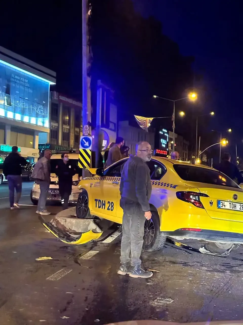 Direksiyon Hakimiyetini Kaybeden Taksi Kaldırıma Çıktı