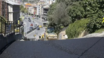 Eyüpsultan Belediyesi, asfalt seferberliğiyle Emniyettepe’de Necati Molder Caddesi’nde mevcut asfaltı