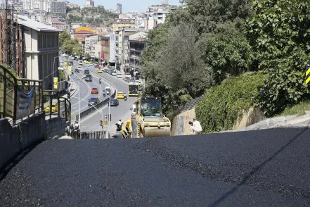 Eyüpsultan Belediyesi, asfalt seferberliğiyle Emniyettepe’de Necati Molder Caddesi’nde mevcut asfaltı