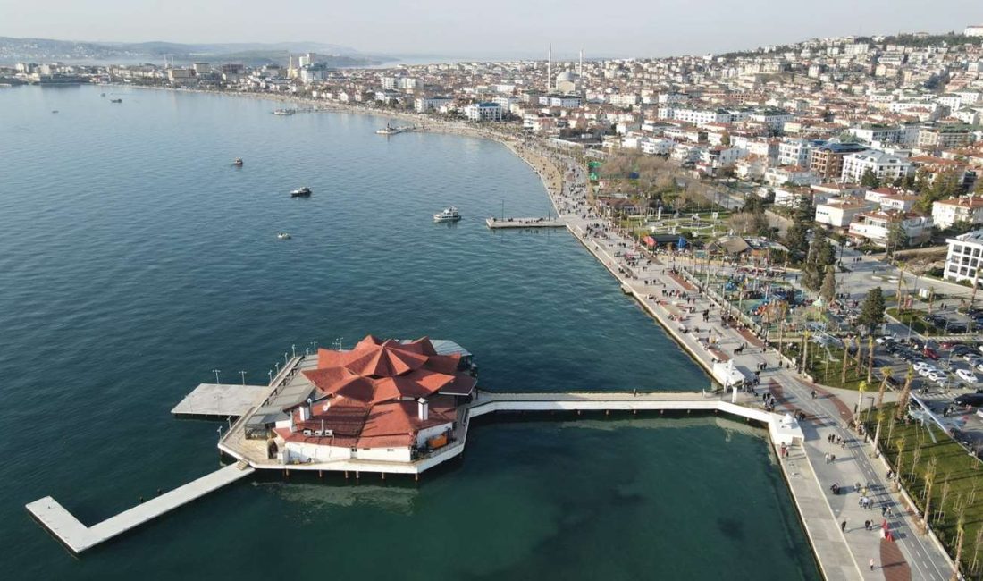 Marmara ikliminin ılıman etkisindeki Büyükçekmece, sahilleri, tarihi eserleri ve festivalleriyle