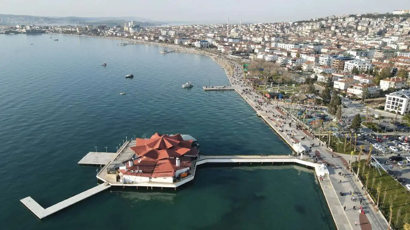 Marmara ikliminin ılıman etkisindeki Büyükçekmece, sahilleri, tarihi eserleri ve festivalleriyle