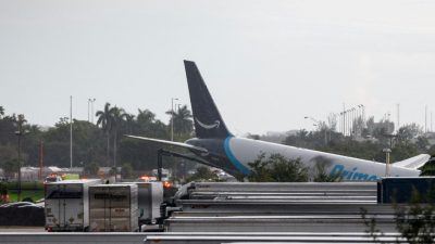 Amazon'a ait bir kargo uçağı Miami'deki havalimanına iniş yaptığı sırada