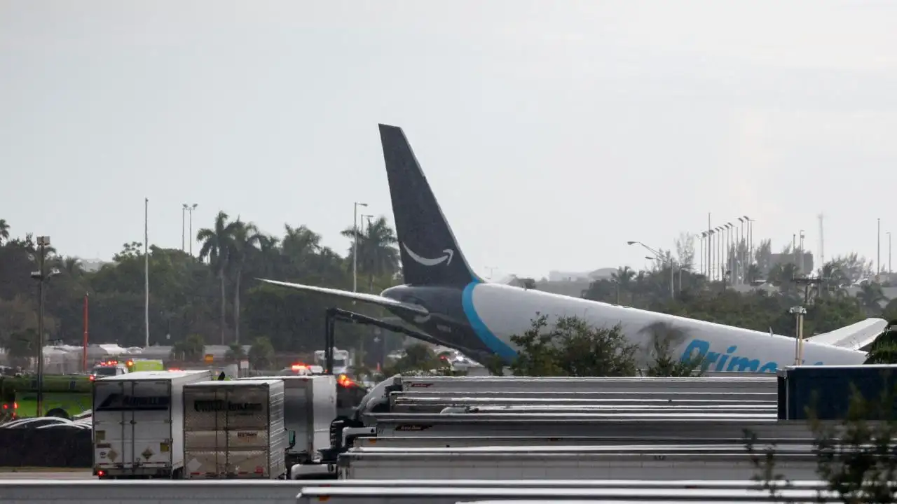 Amazon'a ait bir kargo uçağı Miami'deki havalimanına iniş yaptığı sırada