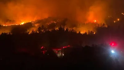 Antalya'nın Serik ilçesinde çıkan orman yangını rüzgarın etkisiyle büyüdü. Ekipler