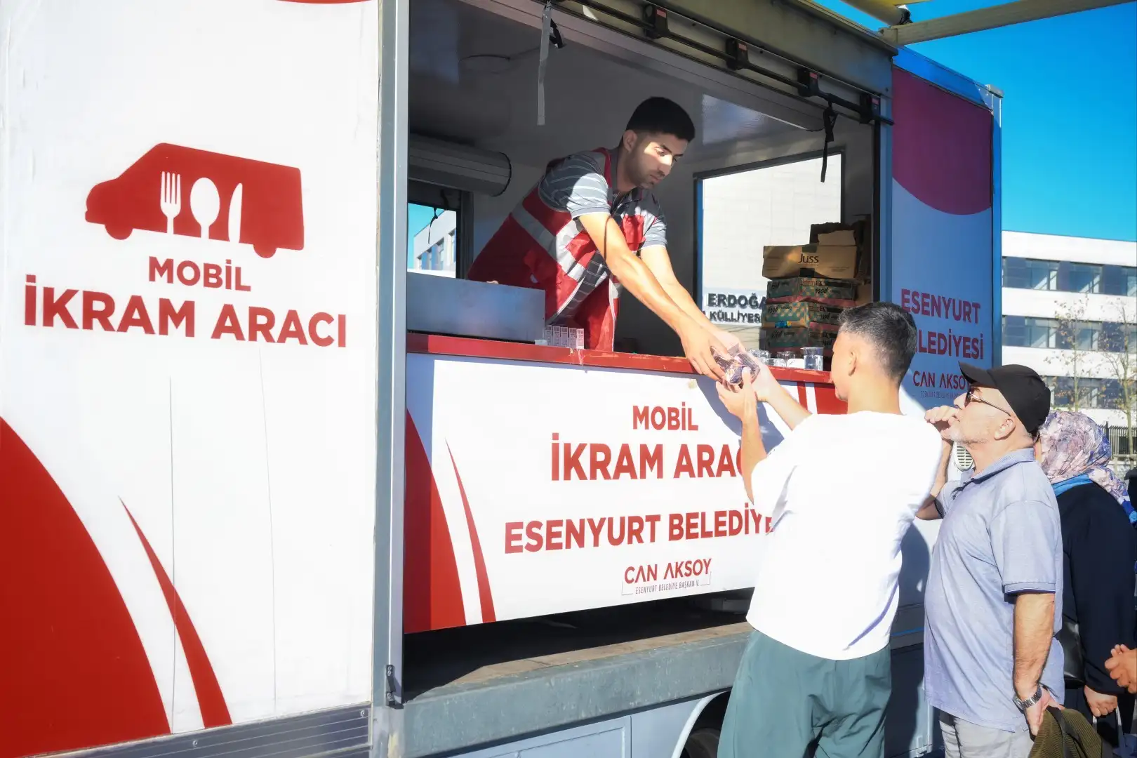 Esenyurt Belediyesi, KPSS Lisans sınavı öncesinde ilçe genelindeki okullarin önünde