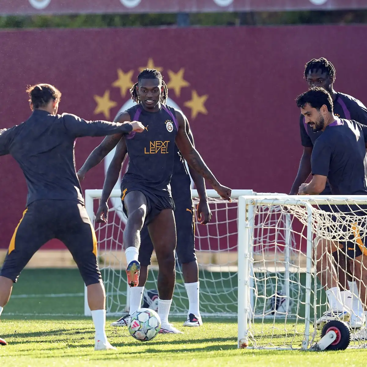 Türk futbolunun köklü temsilcileri Galatasaray ile Fenerbahçe, Şampiyonlar Ligi karşılaşmaları