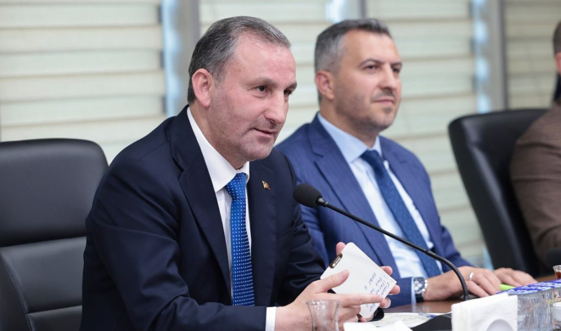 AK Parti Sultanbeyli'de ilçe başkanı ve grup üyelerinin katılımıyla toplantı