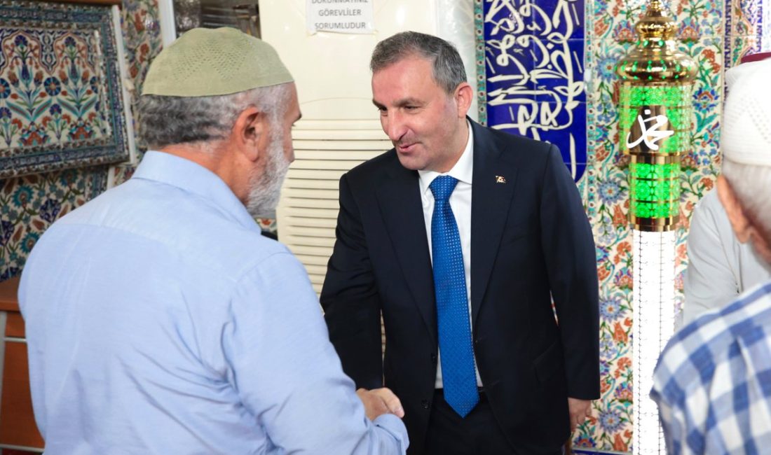 Dumlupınar Camii'nde kılınan sabah namazının ardından yeni haftaya başlayan esnaf