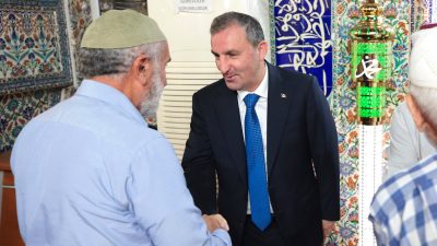 Dumlupınar Camii'nde kılınan sabah namazının ardından yeni haftaya başlayan esnaf
