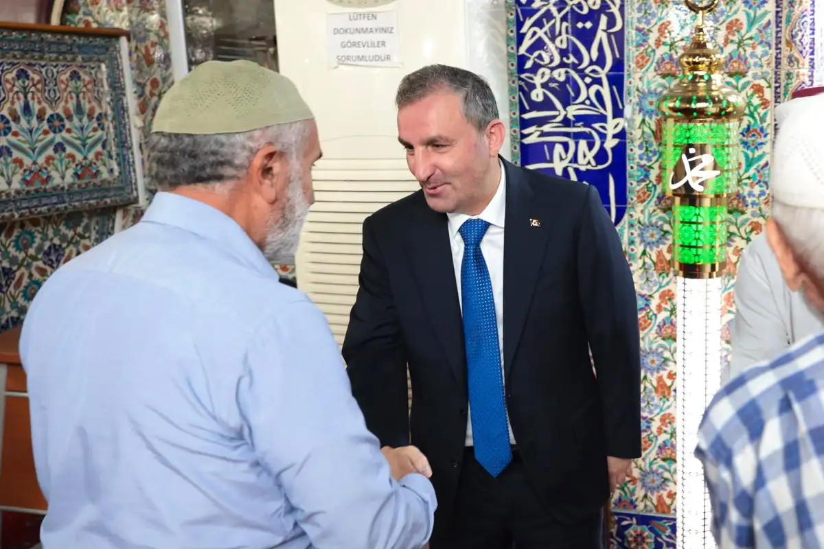 Dumlupınar Camii'nde kılınan sabah namazının ardından yeni haftaya başlayan esnaf