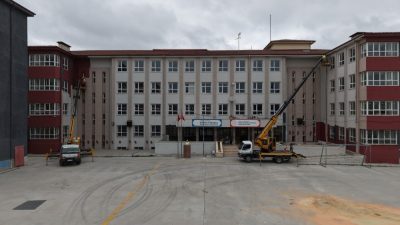 Arnavutköy’de belediye ekipleri, yeni eğitim yılı öncesi okullarda bakım, onarım