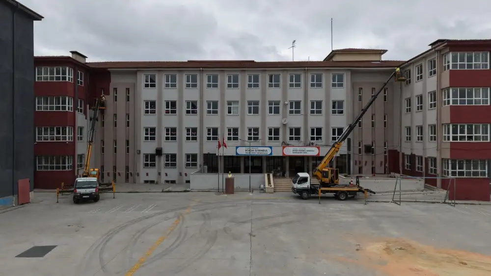 Arnavutköy’de belediye ekipleri, yeni eğitim yılı öncesi okullarda bakım, onarım