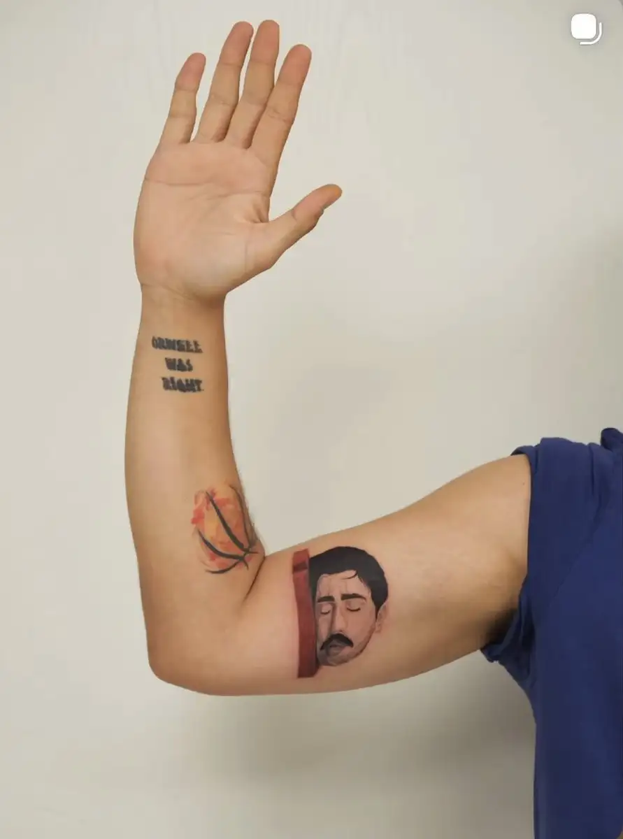 Komedyen Deniz Göktaş'ın kelleyi koltuğa yatırdığı ikonik esprisini bir hayranı