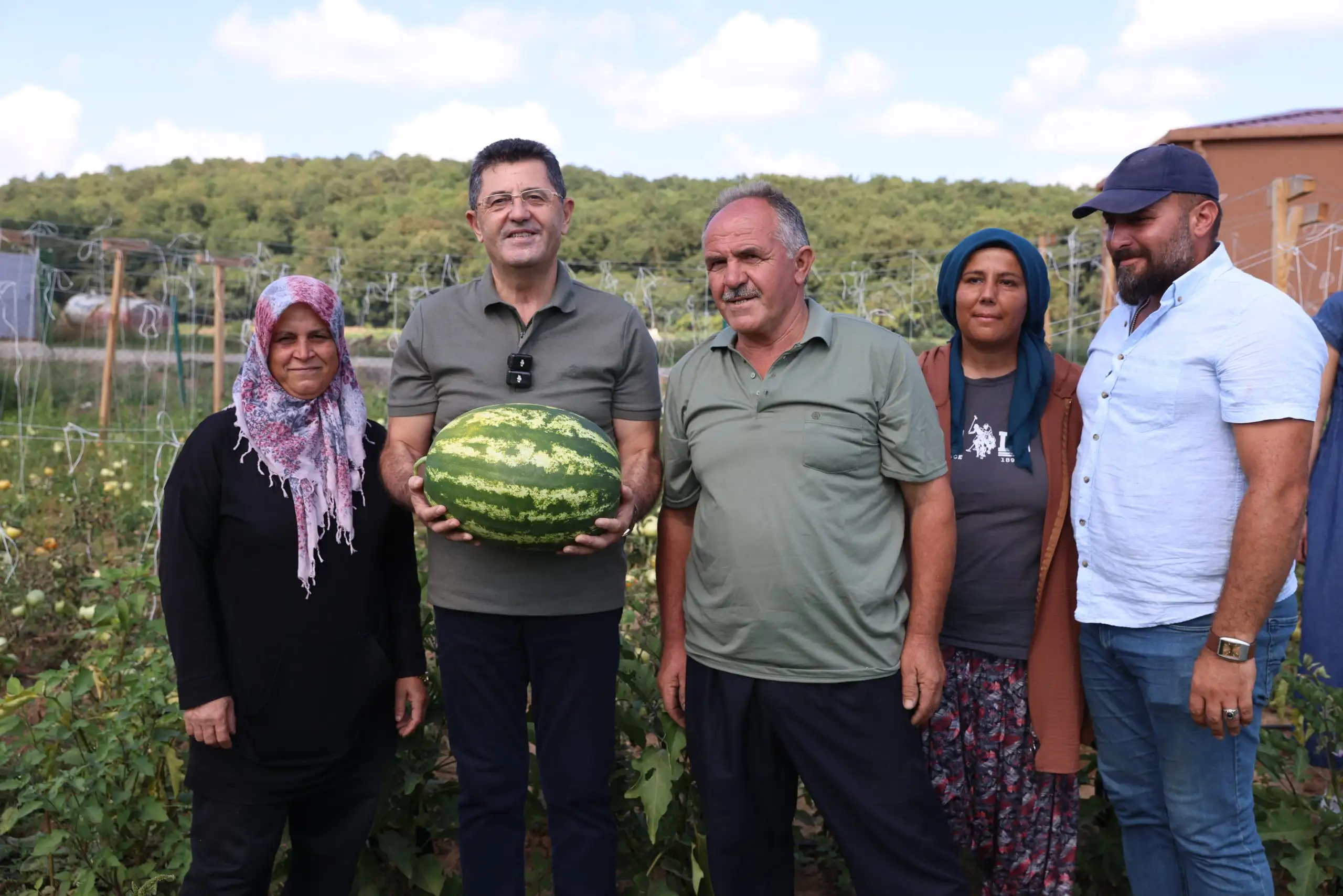 Çekmeköy, Ömerli’deki 50 dönümlük Ekolojik Bahçe’de yetişen sebzeleri sosyal marketlerle