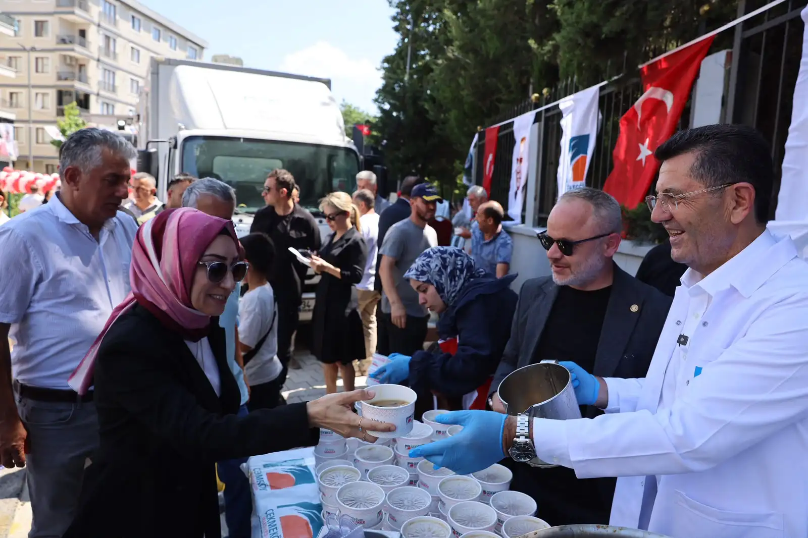 Çekmeköy Belediyesi, Muharrem ayında ilçenin tüm mahallelerinde aşure ikramı yaptı.