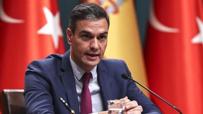 Kayseri'deki lise öğrencilerinin hazırladığı dergiyi inceleyen İspanya Başbakanı Sanchez, okula
