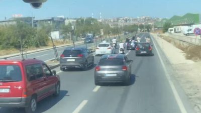 İstanbul'da iki şeritli yolu kapatan düğün konvoyu trafikte aksamalara neden