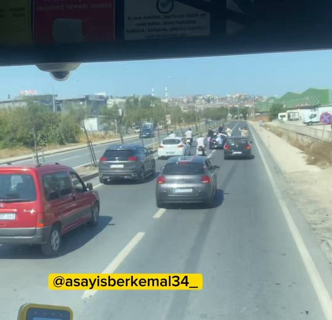 İstanbul'da iki şeritli yolu kapatan düğün konvoyu trafikte aksamalara neden