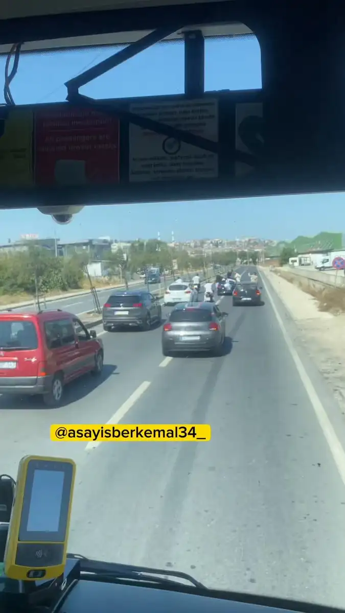 İstanbul'da iki şeritli yolu kapatan düğün konvoyu trafikte aksamalara neden