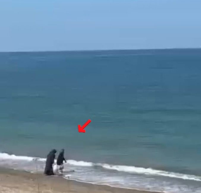 Akçakoca Akkaya Plajı'nda piknik yapan iki kadın, topladıkları çöpleri denize