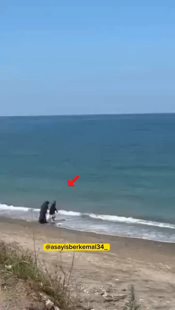Akçakoca Akkaya Plajı'nda piknik yapan iki kadın, topladıkları çöpleri denize