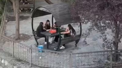 Zonguldak'ta gençlerin çardak ve kamelyalarda yiyecek artıklarını ve çöplerini bırakarak