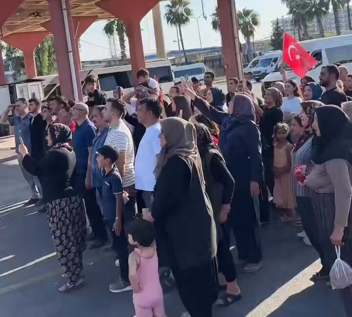 Adana Otogarı'nda vatan görevi için birliklerine teslim olmaya hazırlanan genç