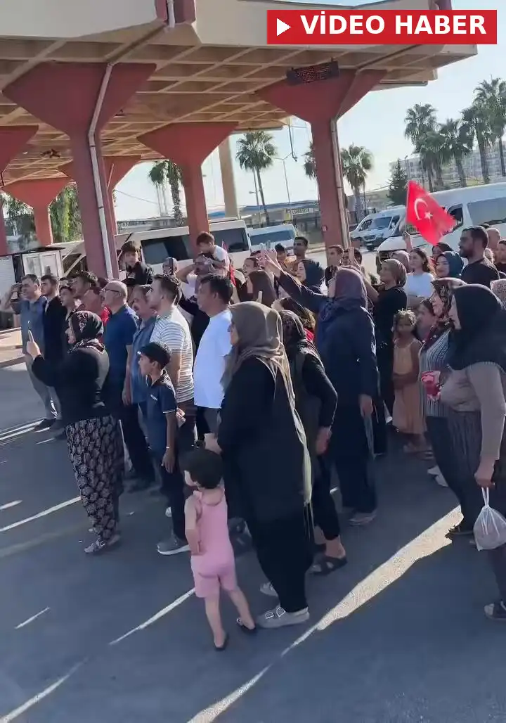 Adana Otogarı'nda vatan görevi için birliklerine teslim olmaya hazırlanan genç