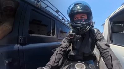 Motosiklet kullanan bir gencin Özel Harekat polislerinden yol istediği anlar