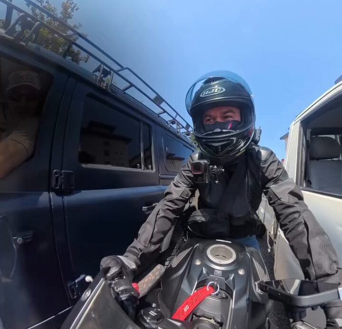 Motosiklet kullanan bir gencin Özel Harekat polislerinden yol istediği anlar