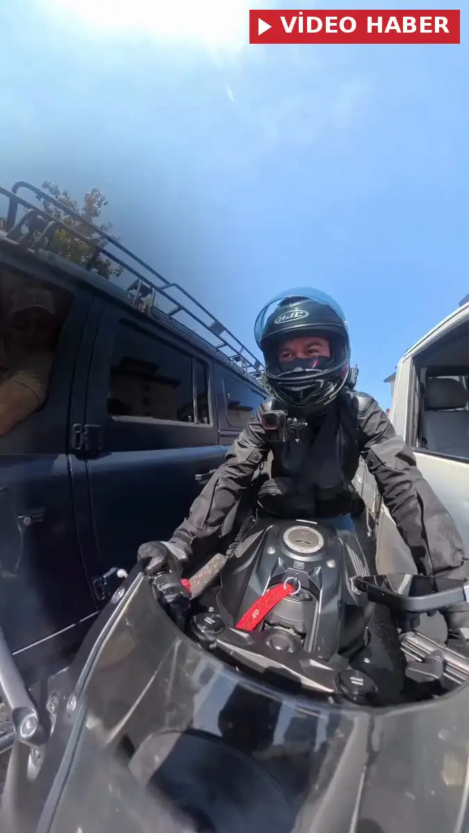 Motosiklet kullanan bir gencin Özel Harekat polislerinden yol istediği anlar