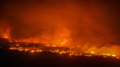 Antalya'nın Aksu ilçesinde ormanlık alanda başlayan ve şiddetli rüzgarla yerleşim