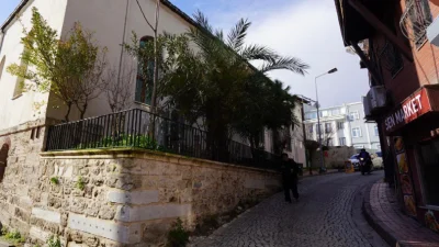 Sultanahmet’teki Kapı Ağası Camii Haziresi’nde duvar onarıldı, mezar taşları temizlendi;