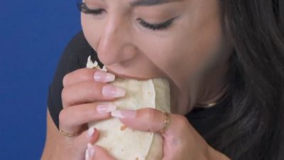 Hızlı yeme şampiyonu Leah Shutkever, büyük bir burritoyu 30,75 saniyede
