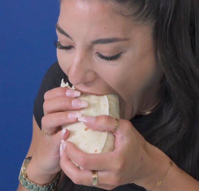 Hızlı yeme şampiyonu Leah Shutkever, büyük bir burritoyu 30,75 saniyede