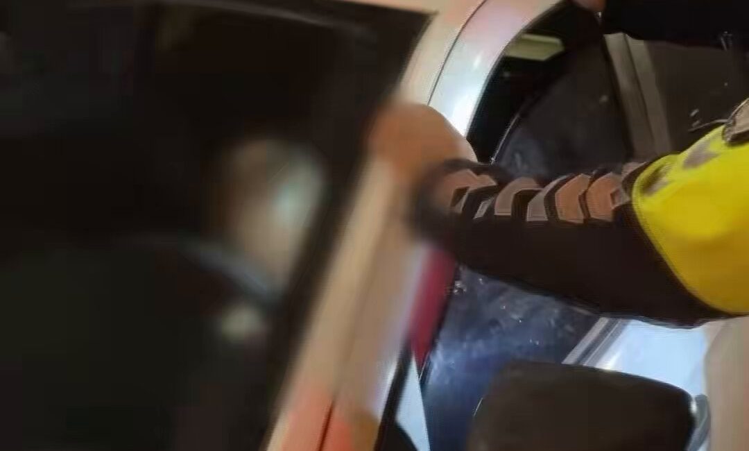 Kayseri'de alkollü olarak direksiyon başında uyuyakalan sürücünün ehliyetine el konuldu.