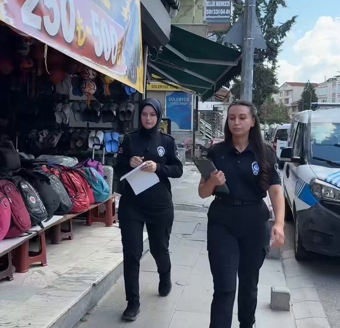 Pendik Belediyesi zabıta ekipleri, yeni eğitim öğretim yılı öncesinde ilçe