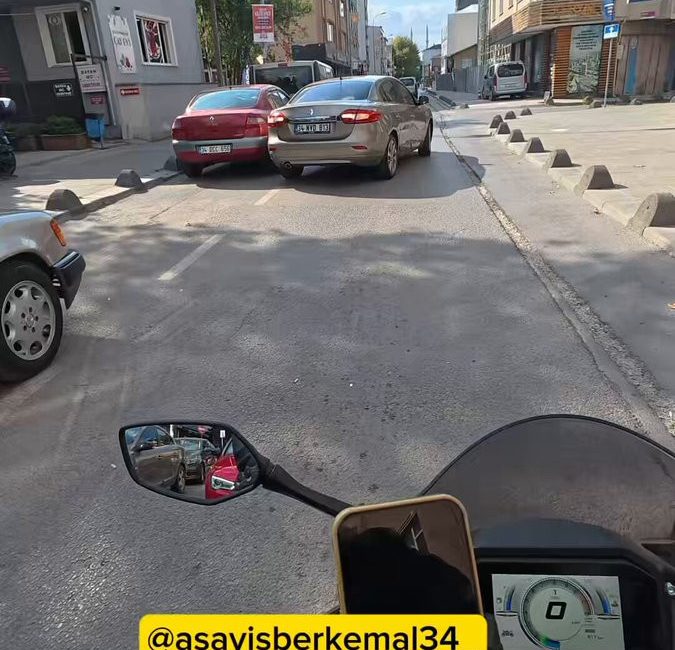 İstanbul Sultanbeyli'de yol üzerindeki çukur alana giren motosikletin sürücüsü kontrolünü
