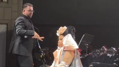 Türk sanat müziğinin usta ismi Bülent Ersoy, sahne performansıyla dinleyicilerini