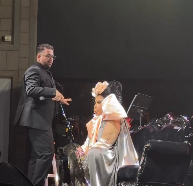 Türk sanat müziğinin usta ismi Bülent Ersoy, sahne performansıyla dinleyicilerini
