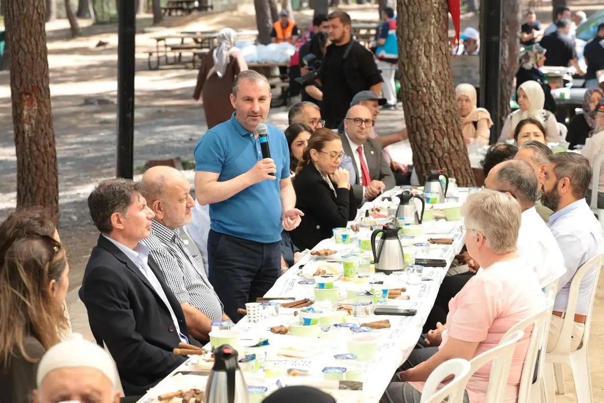 Sultanbeyli Belediyesi tarafından yaşlı vatandaşlar onuruna piknik programı gerçekleştirildi. Etkinliğe