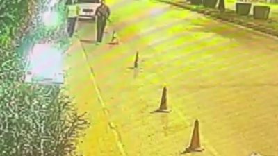Antalya kent merkezinde elinde oyuncak silahla sokaklarda dolaşan ve vatandaşlar