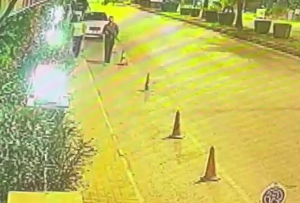 Antalya kent merkezinde elinde oyuncak silahla sokaklarda dolaşan ve vatandaşlar