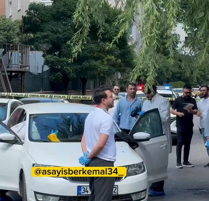İstanbul'da seyir halindeki bir otomobile düzenlenen silahlı saldırı sonucunda 26