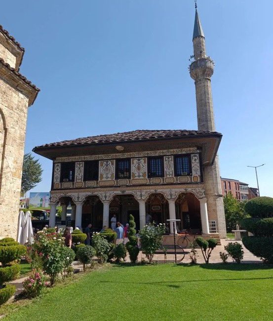 Evlenmek istemeyen iki kız kardeşin çeyiz paralarıyla yaptırdığı bilinen tarihi