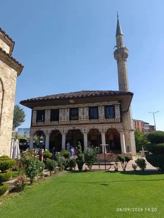 Evlenmek istemeyen iki kız kardeşin çeyiz paralarıyla yaptırdığı bilinen tarihi